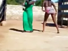 Gran chica desnuda follando a mi hermana casero para el sol besa su cuerpo