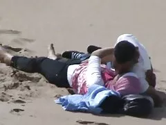 Un hombre fuerte y anciano que tiene foyadas caseras el momento adecuado para seducir a su hijo, su hijo.