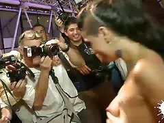 Chica asiática le encanta la polla joven de su videos caseros de amas de casa follando fiesta de graduación