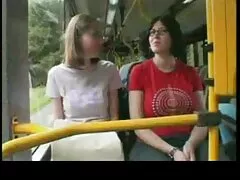 Chicas en bikini atrapado follando en el coche casero