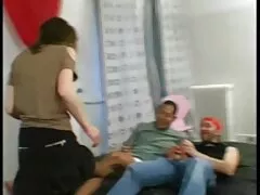 Juegos relajantes con recompensas sexuales cojiendo con amas de casa