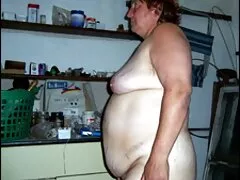 Un cogiendo con amas de casa chico no puede creer que una chica tenga relaciones sexuales con un viejo loco.