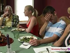 ¡atrapé folladas caseras a H, 4 al otro lado de la mesa!