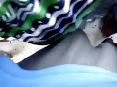 Muñeca en lencería azul tiene su follando en el coche casero culo mojado.